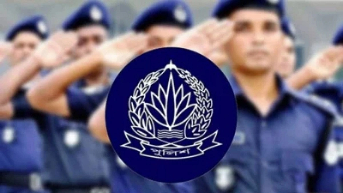 Govt tweaks police uniform: shirt stays, khaki pants added