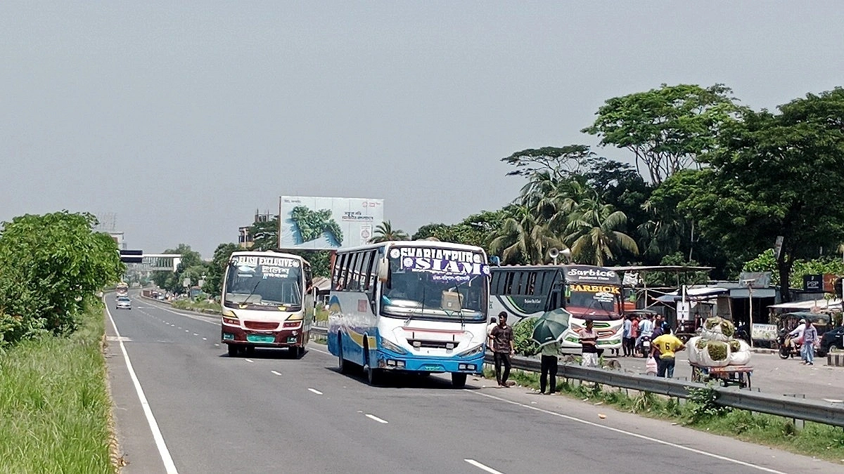 Eid Return Rush Builds as Thousands Head Back to Dhaka Early