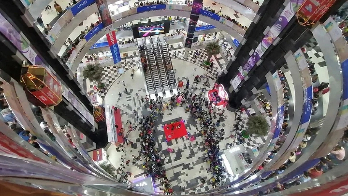 Man Dies After Fall from 7th Floor of Bashundhara City Mall