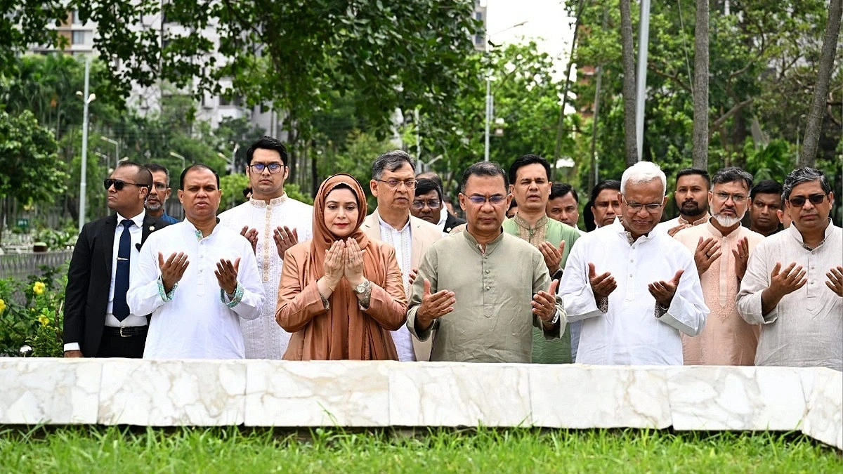 Prime Minister Visits Graves of Officers Killed in BDR Mutiny