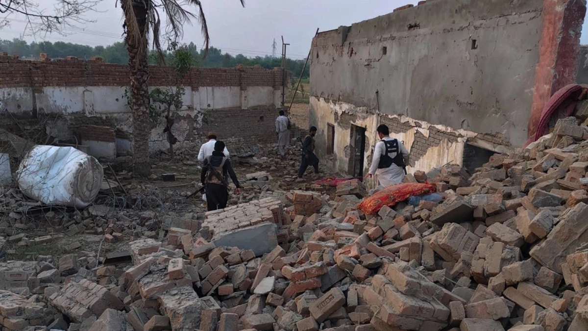 Suicide attack kills 14 police officers in Pakistan