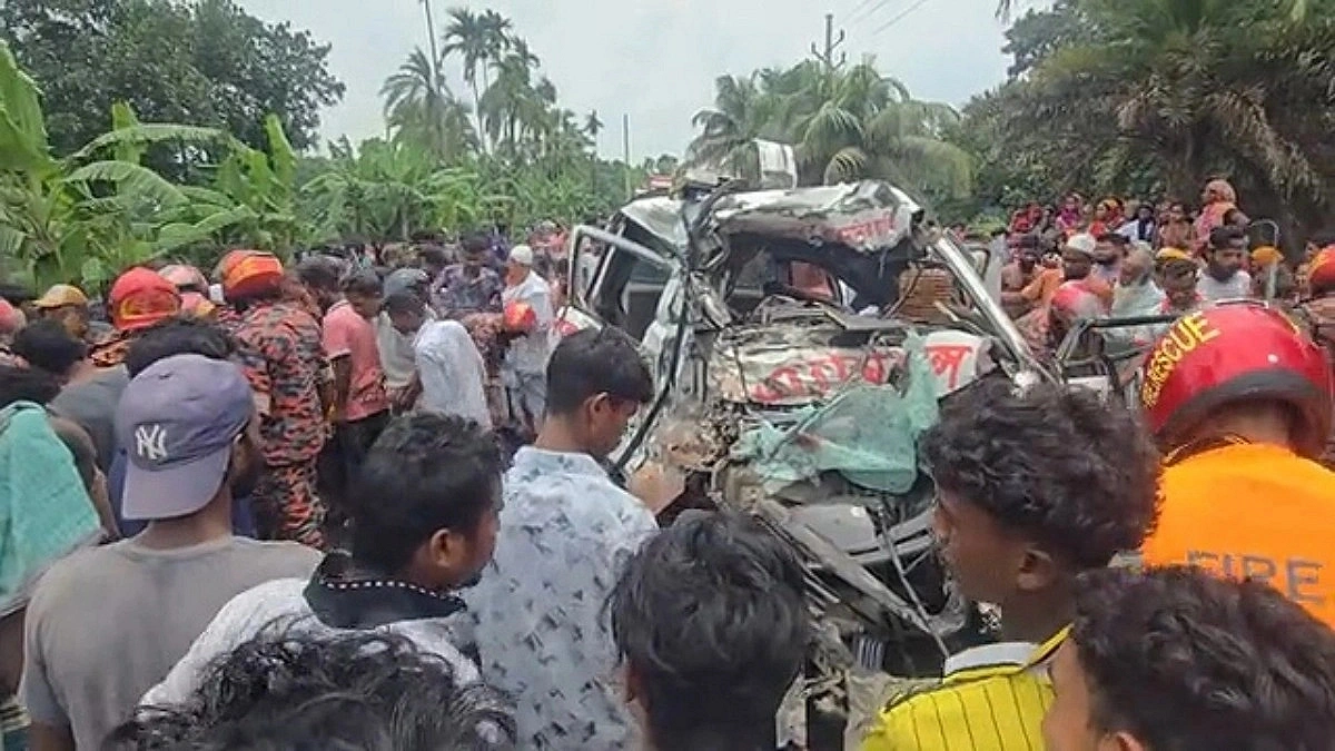 Bus–Ambulance Collision in Faridpur: Five die including four of a family