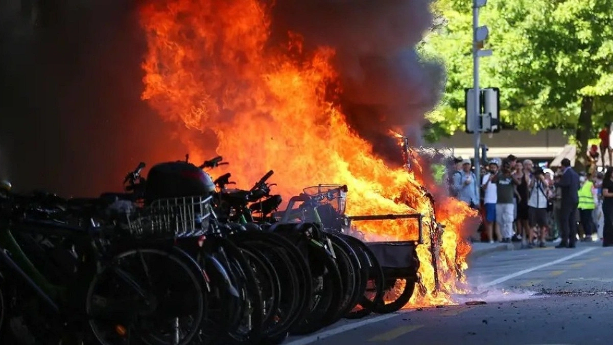 Clashes Erupt as Thousands Protest in Geneva Ahead of G7 Summit in France
