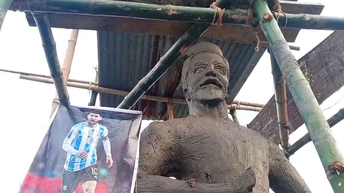 A 16-foot Messi Sculpture Being Built in Gopalganj