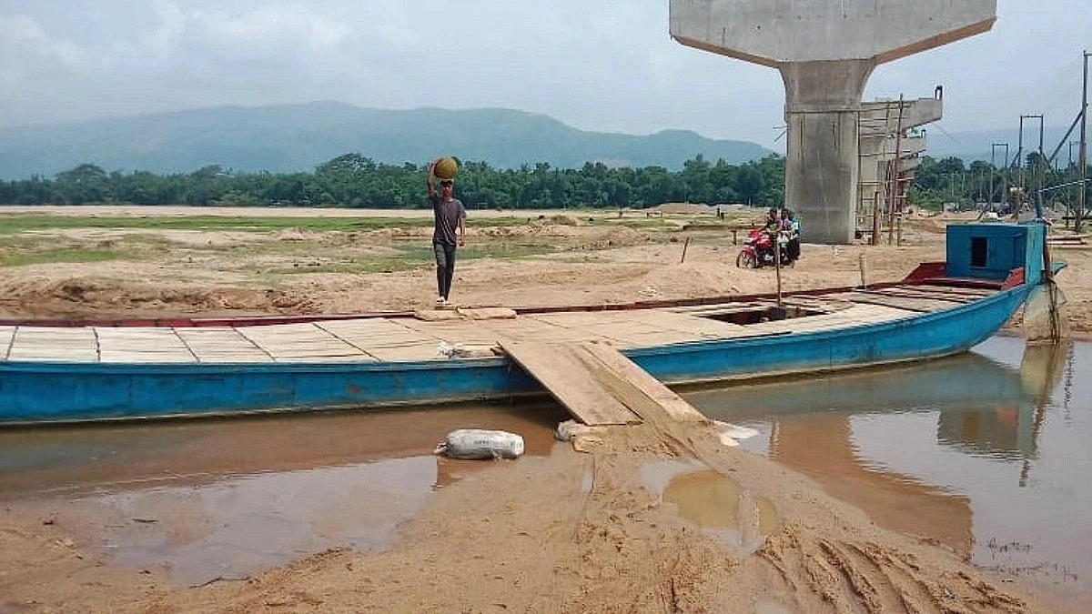 Ferry-boat Pontoon Revived by Removing River Sand, Tolls Being Collected