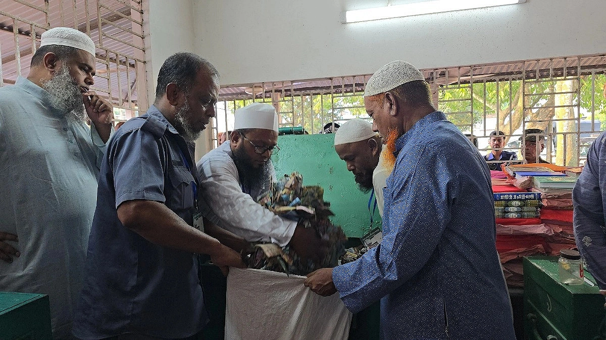 Pagla Mosque's Donation Boxes Opened, Yielding 43 Sacks of Taka, Foreign Curencies
