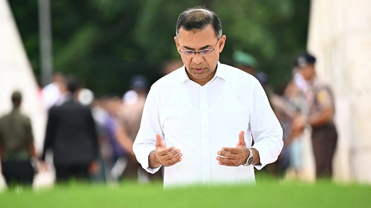 Prime Minister Visits Parents' Graves