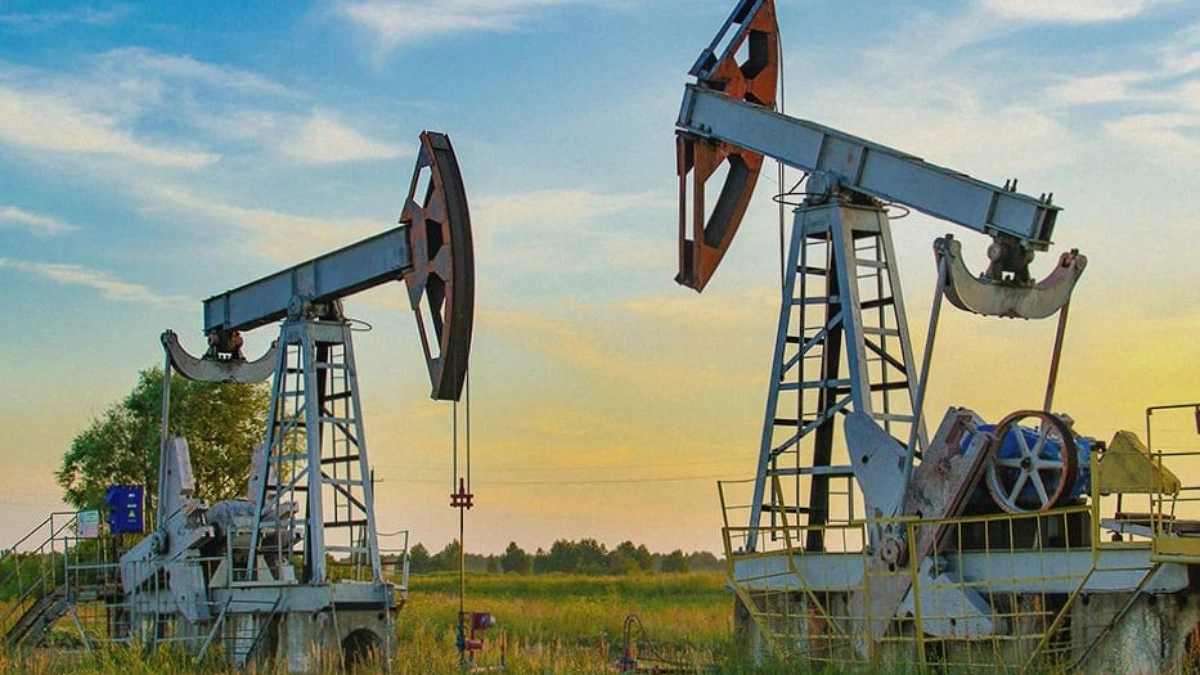 Oil Climbs After US-Iran Military Exchanges, But Peace Hopes Remain