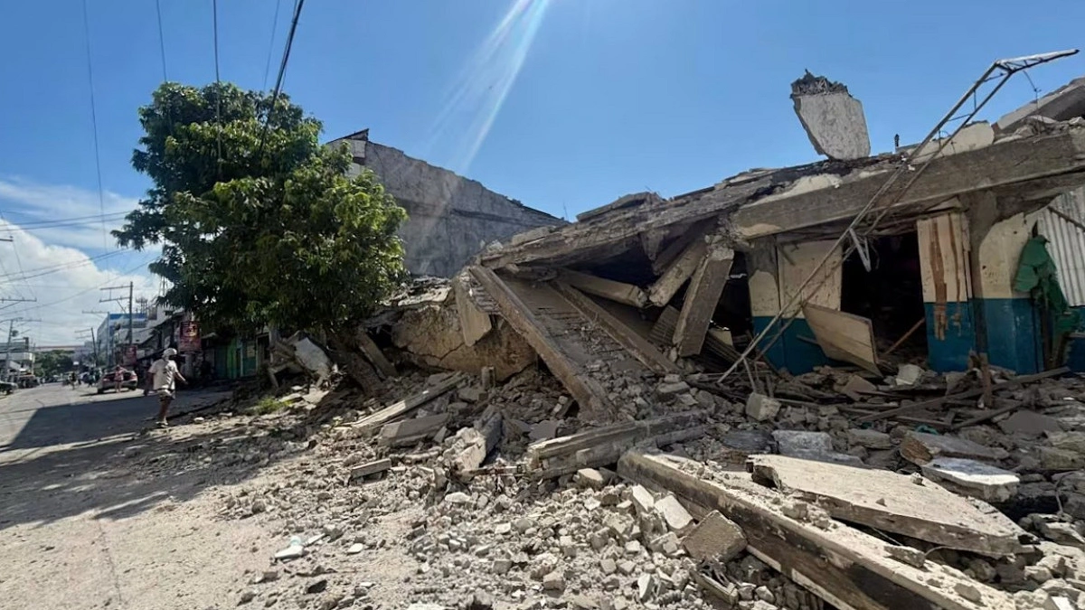 At least 32 dead after major earthquake strikes southern Philippines