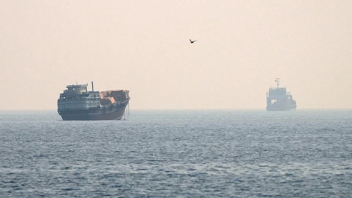 Ships Keep Crossing Strait of Hormuz Amid Attacks