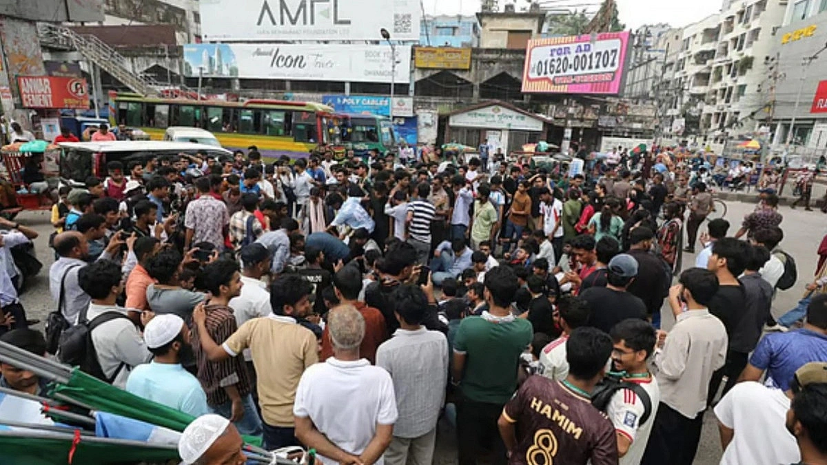 Student protesters head toward parliament from science lab