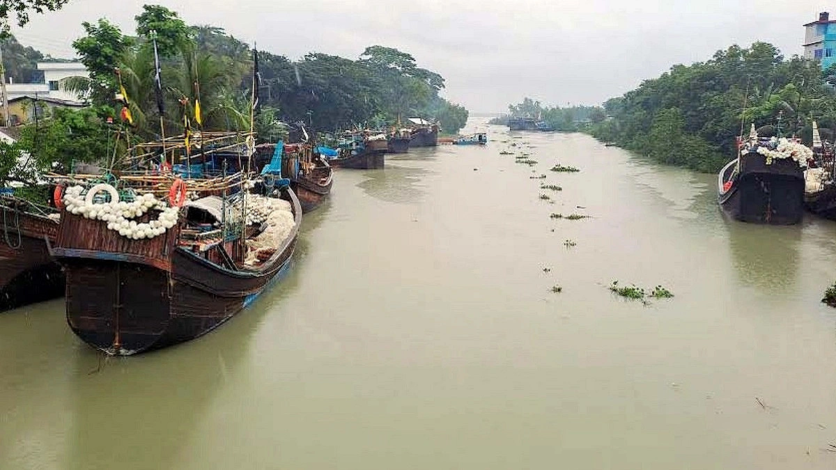 Hundreds of fishing trawlers take shelter along coast
