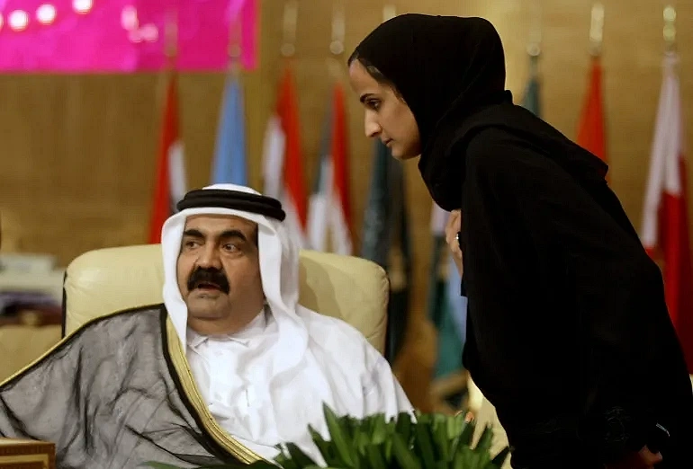 Sheikh Hamad bin Khalifa Al Thani with his daughter, Hind, at the Arab League summit in Doha.