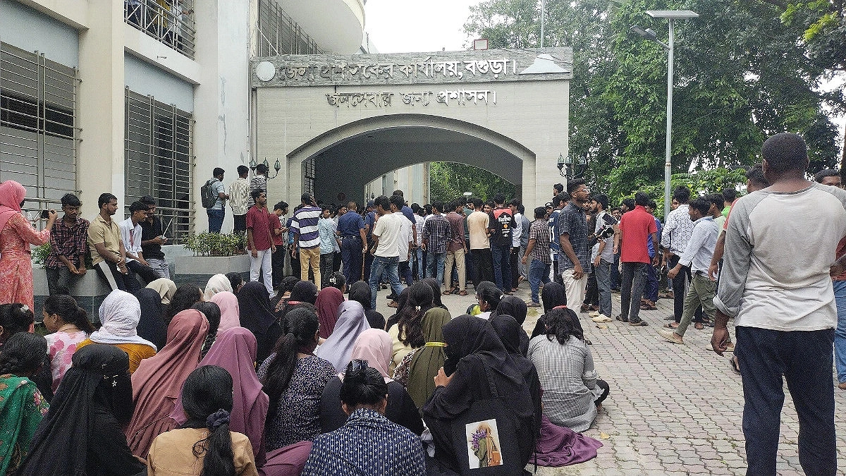 Students protest in Bogura demanding education minister's resignation