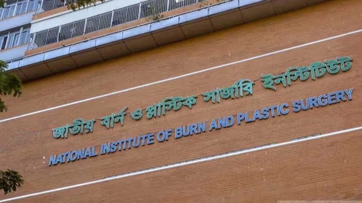 AC Explosion at Bangshal Leaves 10 People Burned