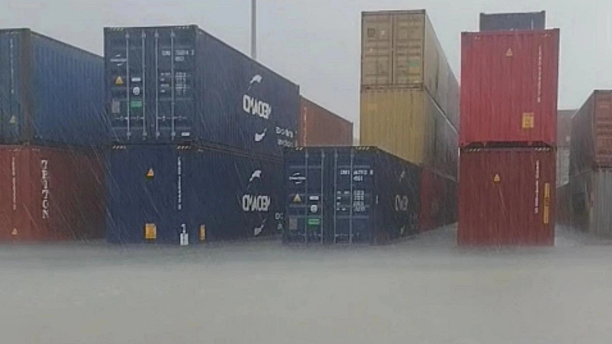 Port yard under water: Loading, unloading cease