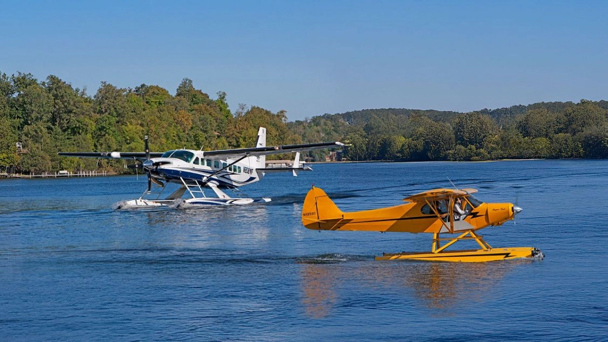 USA: Seaplane engulfed in flames after emergency landing, all 11 aboard evacuated