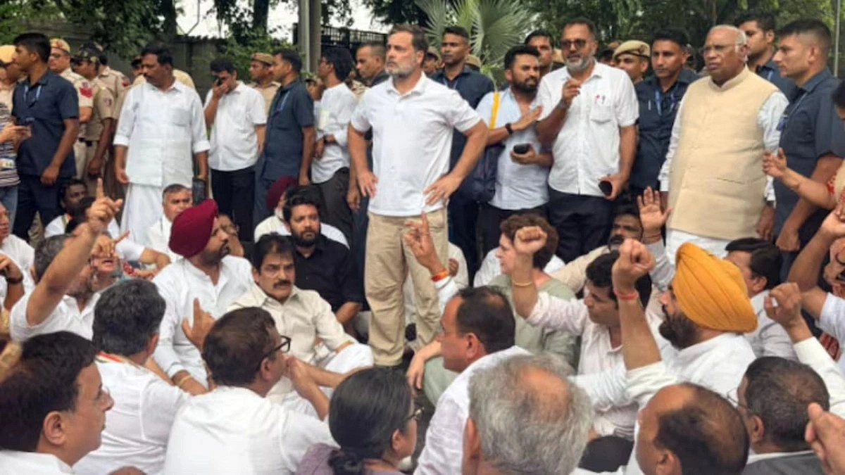 Indian National Congress protests outside Modi's residence demanding resignation
