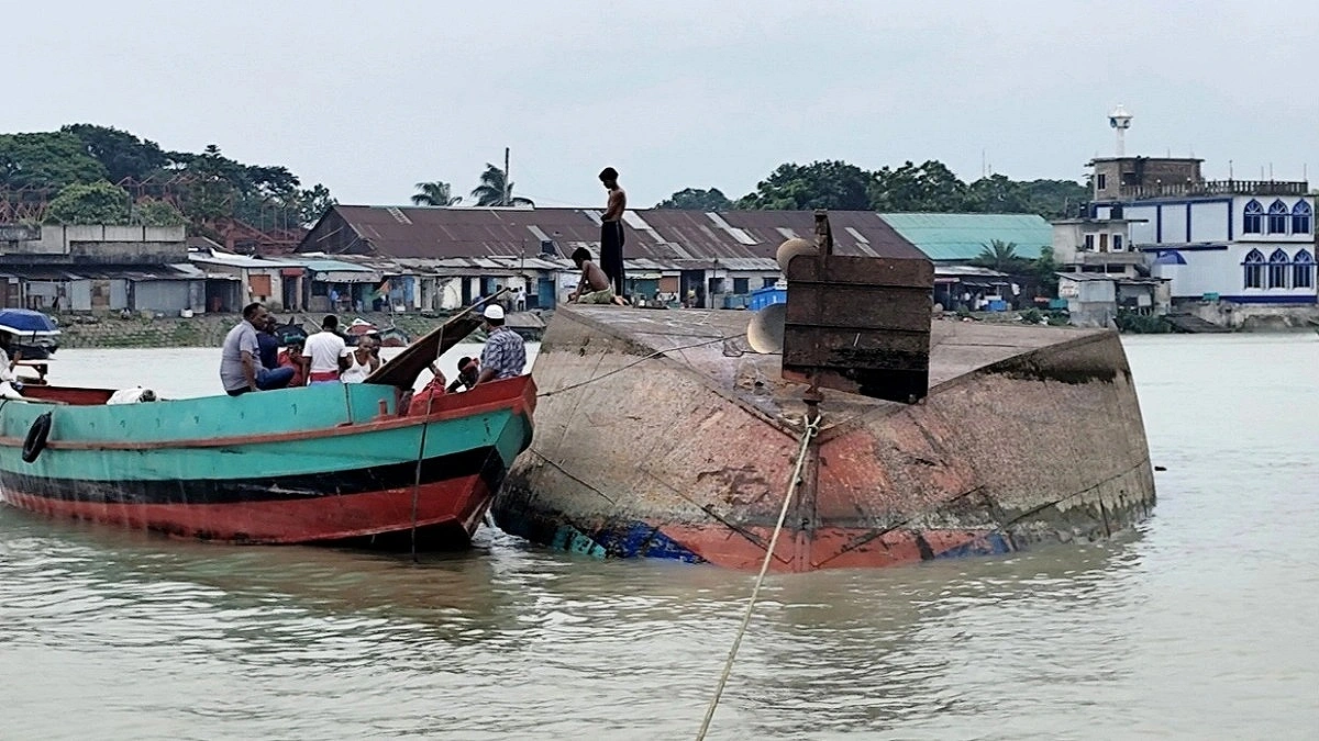 Cargo Carrying 5,000 Sacks of Rice and Paddy Sinks in Meghna River