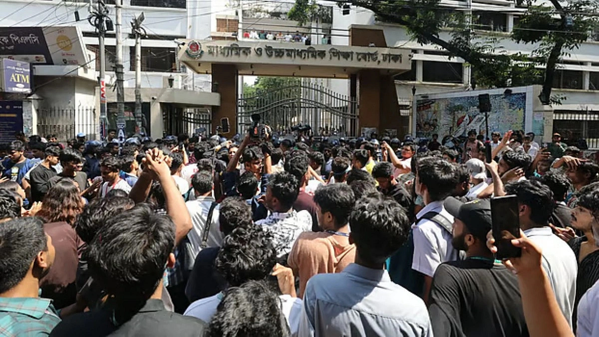 Students besiege Dhaka Board demanding Education Minister's resignation