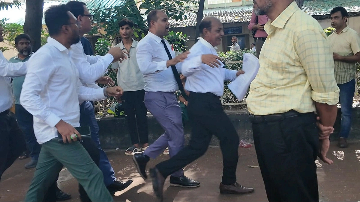 Pro-Awami League lawyers confronted Over 'Joy Bangla' Slogan at Dhaka Lower Court
