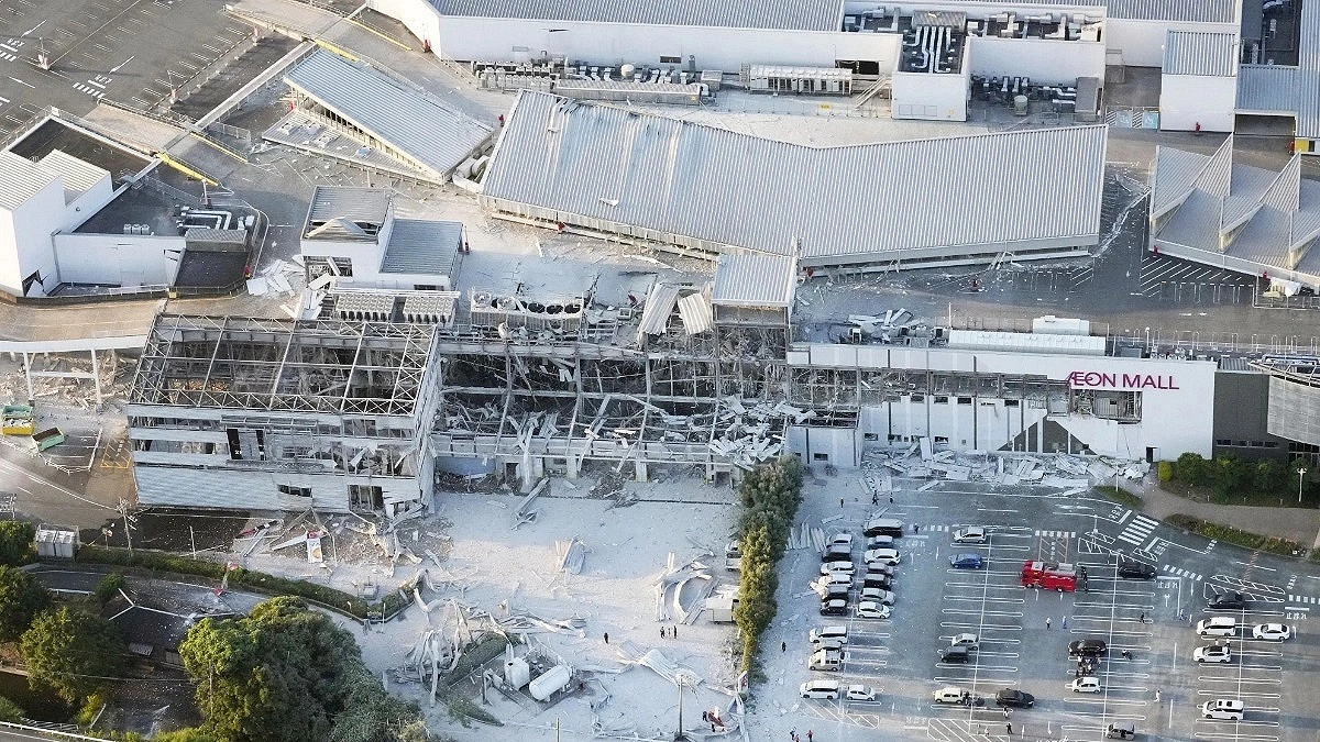 Japan mall explosion after 7.1 earthquake, many feared trapped