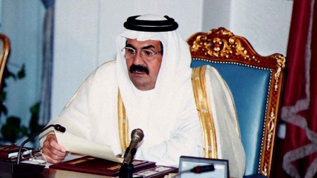 Sheikh Hamad bin Khalifa Al Thani addresses the first meeting of his Cabinet in Doha on October 30, 1996.